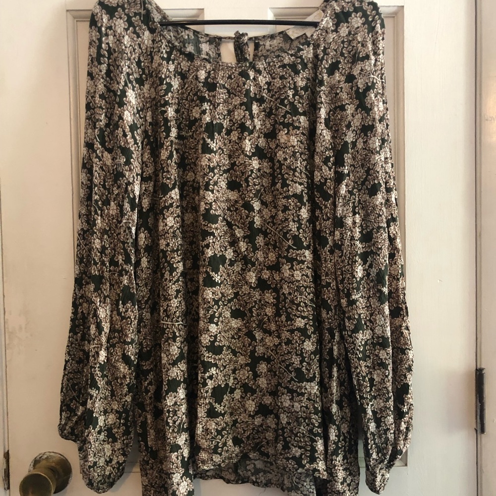 Green flowy tunic with white flowers, size 2w